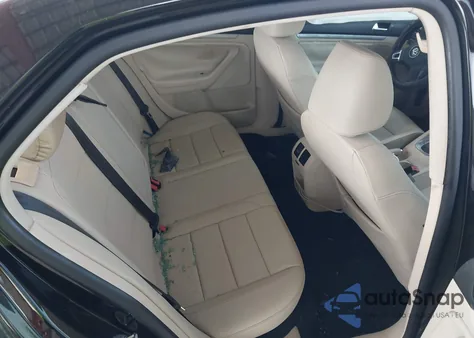 2010 Volkswagen Jetta Limited Edition z USA, uszkodzony, nr VIN 3VWAZ7AJ1AM096355